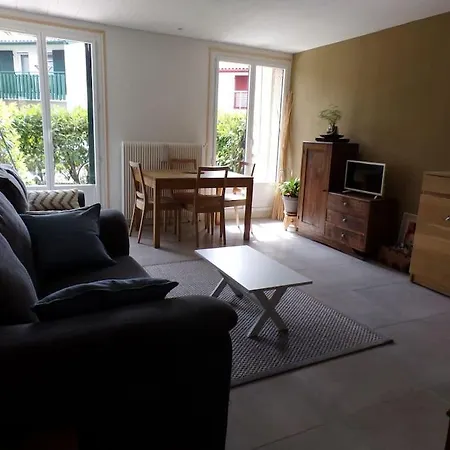 Apartment Avec Jardinet Et Terrasse *